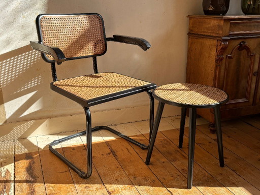 Silla Cesca B64 (Marcel Breuer) con reposabrazos + mesita