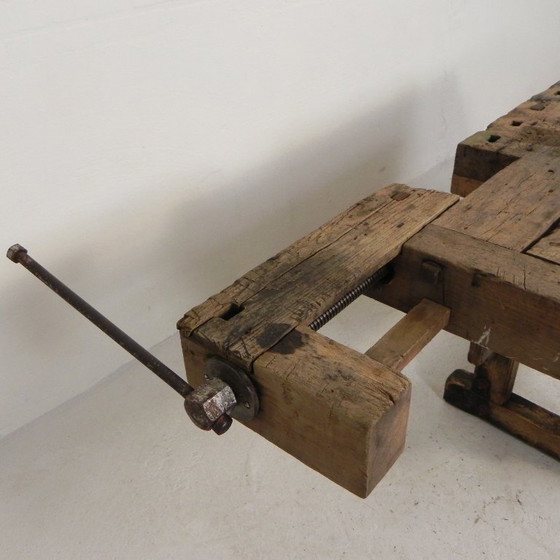 Banco de trabajo industrial de madera con tornillo de banco, 194 cm de largo, década de 1930. (photo 22 of 34)