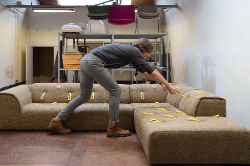 Canapé lounge sculptural 'Hold on' (1/1) - bouclé + boucles jaunes, modulable 240×200×H60
