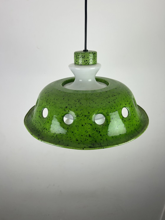 Image 1 of Suspension vintage en émail vert et verre opalin