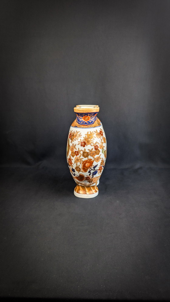 Image 1 of Vaso cinese in porcellana policroma stile Imari a forma di polibeo, inizio XX secolo