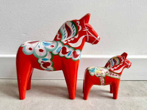 2x Chevaux de Dalécarlie suédois rouges vintage en bois – decoratieve objecten, Wood