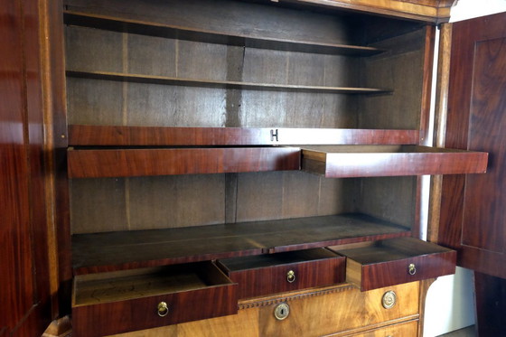 Image 1 of Elégant cabinet en acajou à décor floral vers 1780.