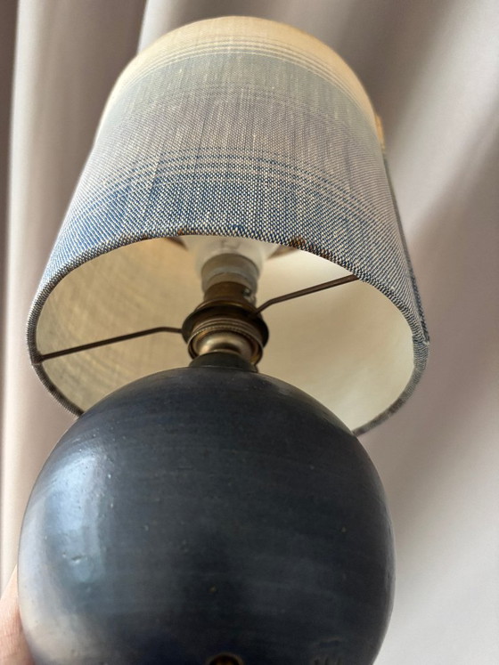 Lampe de table vintage en faïence d'atelier, style milieu du XXe siècle – Signée JM – Grès bleu – Abat-jour (photo 11 of 13)