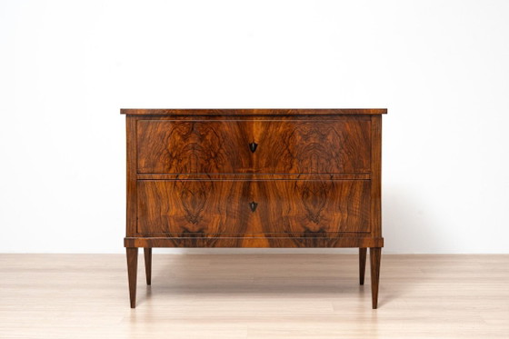 Biedermeier commode met twee lades van notenhout met Franse lakafwerking, Duitsland, circa 1850 – Ladekasten (photo 5 of 15)