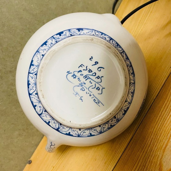 Image 1 of Théière vintage en porcelaine blanche et bleue peinte à la main