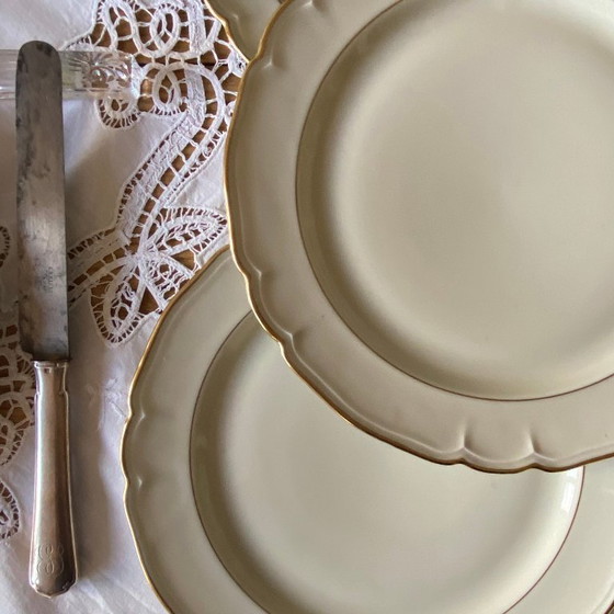 Image 1 of Set van 6 antieke gebroken witte porseleinen dinerborden met gouden rand, Limoges ULIM