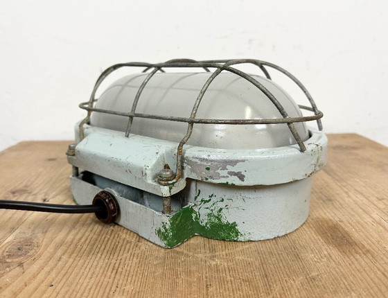 Image 1 of Applique industriale in alluminio pressofuso con vetro opalino di Elektrosvit, anni '70