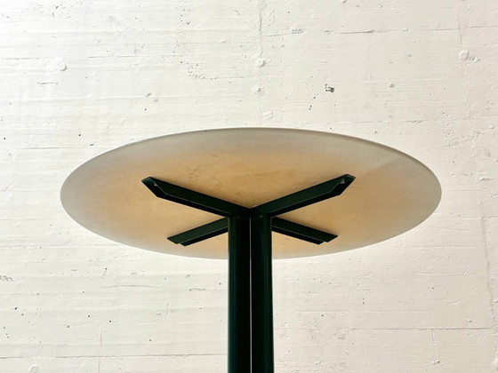 Image 1 of Ronde eettafel met wit blad en centrale voet, jaren 90