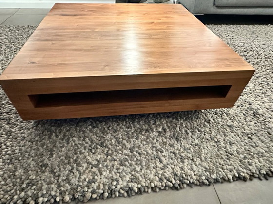 Image 1 of Design Couchtisch Nussbaum massiv