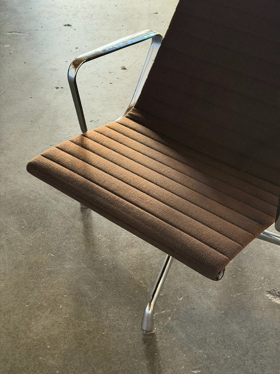 Image 1 of Vitra Eames EA124 | Hopsak