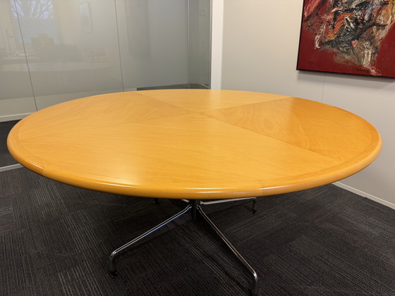 Image 1 of Vitra ronde eet/vergader tafel kersen hout