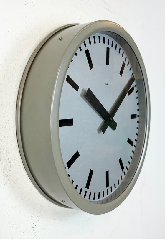 Image 1 of Grijze industriële stationswandklok van Nedklok, 1960