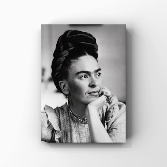 Image 1 of 1x serene Frida Kahlo foto door Nickolas Muray zwart wit