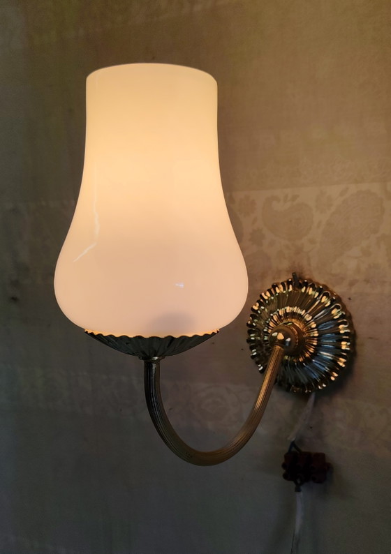 Wandleuchten aus vergoldetem Messing und Opalglas-Tulpe - Mitte 20. Jh. – Brass (photo 5 of 10)