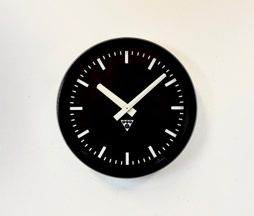 Reloj de pared industrial de baquelita de Pragotron, década de 1970