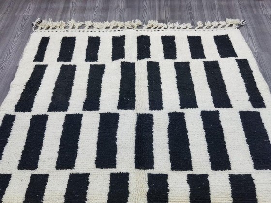 Image 1 of Tapis artisanal blanc-noir fait main 250cmx150cm 