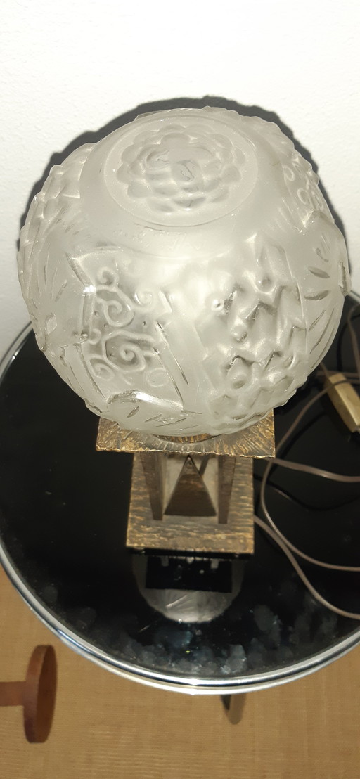 Art-Deco-Lampe. Höhe 35 cm. Auf dem Schirm signiert.