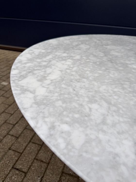 Image 1 of Original round Knoll Tulip dining table 137cm in Carrara marble, Eero Saarinen