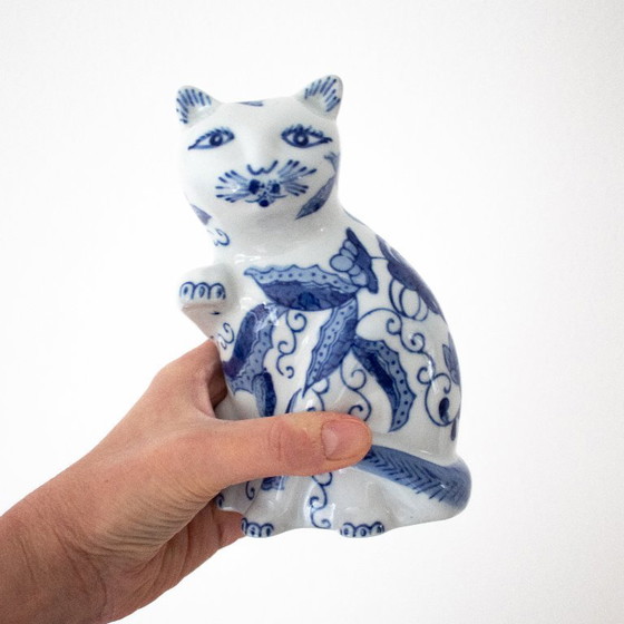Image 1 of Statuetta vintage di gatto in porcellana: gatto portafortuna in stile Chinoiserie dipinto a mano in blu e bianco.