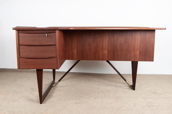 Image 1 of Scrivania danese a forma di "boomerang" in teak e ottone, disegnata da Peter Lovig Nielsen nel 1968.