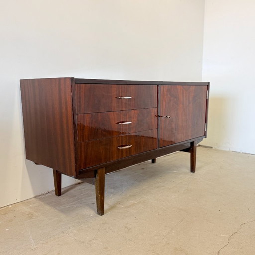 Buffet subtil à finition brillante de style scandinave