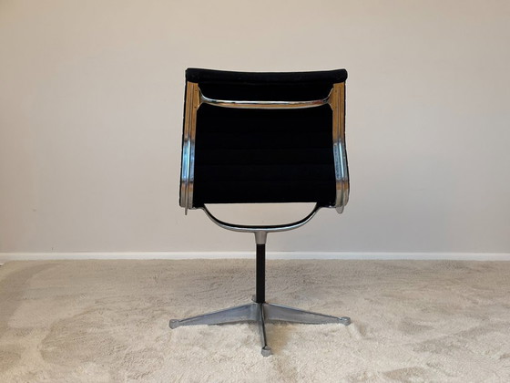 Image 1 of Sedia girevole in alluminio modello EA 105 di Eames per Herman Miller, anni '70