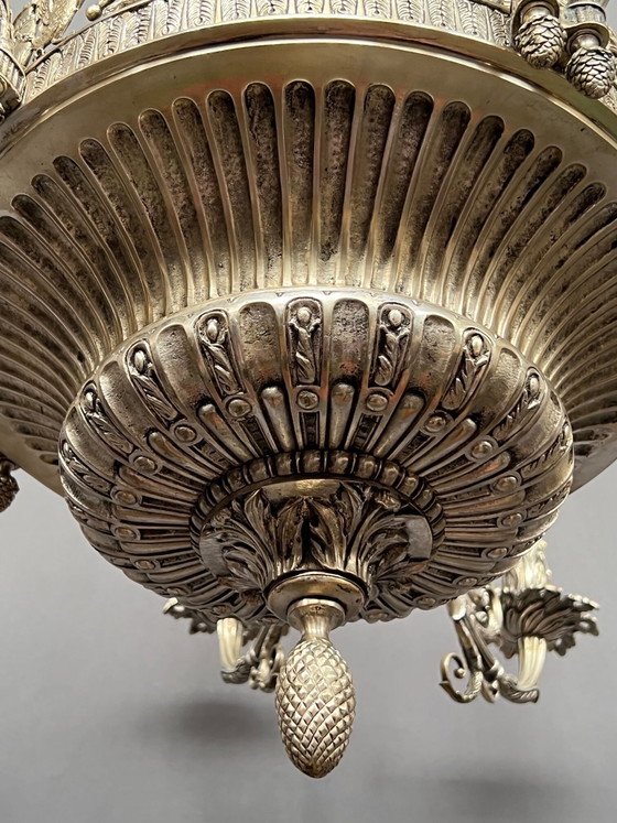 Grote, zeldzame antieke kroonluchter van massief verzilverd brons, Empire-stijl, met 12 lichtpunten. – Bronze (photo 7 of 18)