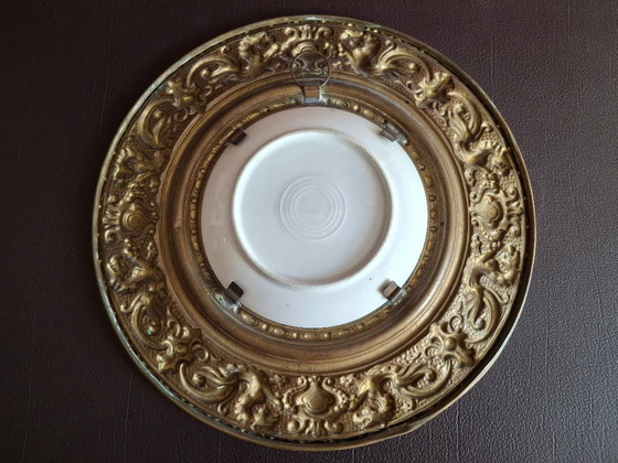 Image 1 of Antieke woondecoratie: Porseleinen bord met gedreven messing rand, 19e eeuw