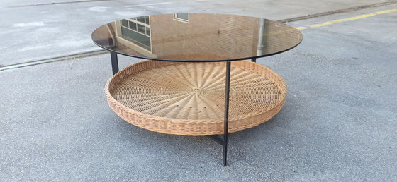 Image 1 of Vintage ronde glazen, metalen en rotan salontafel