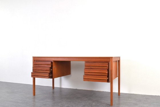 Scrivania direzionale in teak di metà secolo, disegnata da Torbjørn Afdal per Bruksbo, anni '60. – Scrivanie (photo 12 of 18)