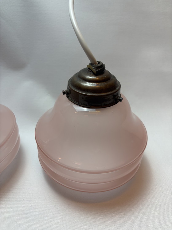 Image 1 of Set van 4 roze opaalglazen hanglampen – vintage
