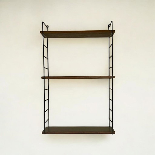 Kompaktes Mid Century String-Regal mit drei Regalböden. Original 1960er Jahre String / Leiter - Regal im Stil von WHB, Nissen un