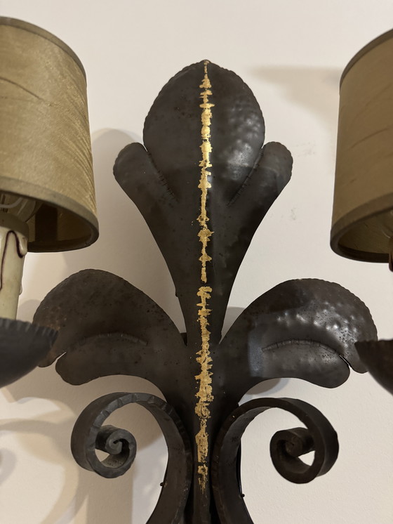 Image 1 of Gran aplique de pared de hierro forjado con flor de lis de la década de 1960