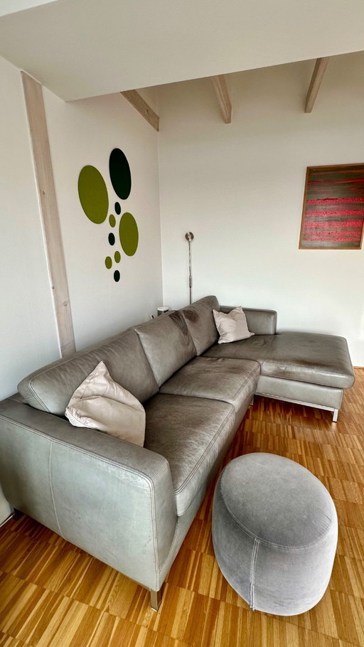 Machalke bankcombinatie Pablo met 2,5 zitplaatsen en een chaise longue aan de rechterkant.