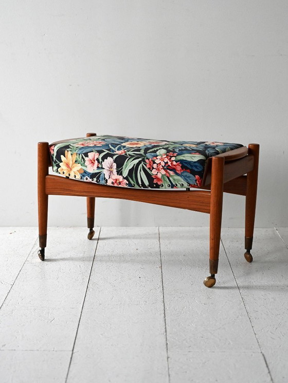 Image 1 of Skandinavischer Hocker aus den 1950er Jahren mit Josef-Frank-Stoff