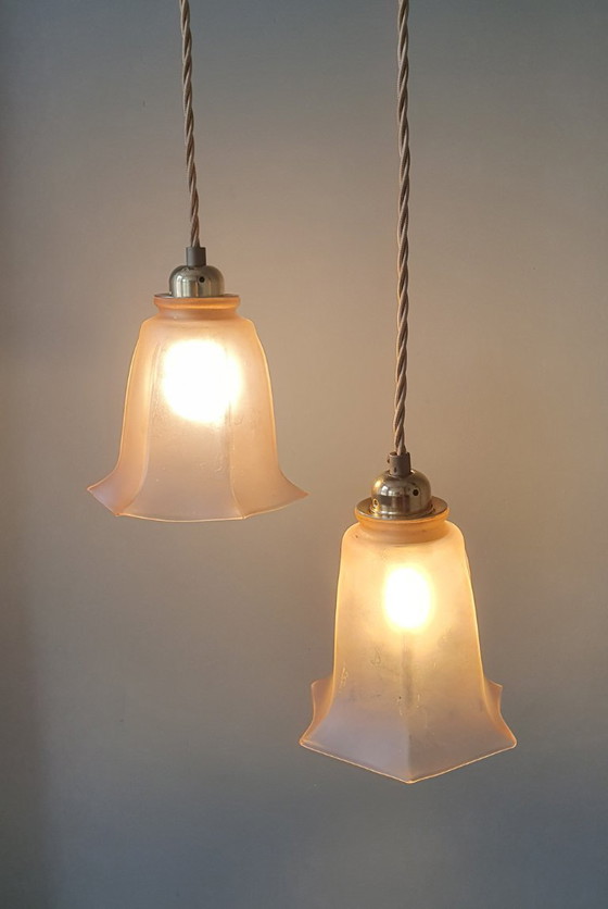 Image 1 of Set Vintage franse roze hanglampen van gekleurd glas.