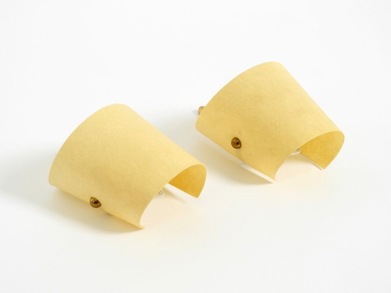 Image 1 of Una coppia di eccezionali applique da parete in ottone in stile Mid-Century Modern con paralumi in fibra di vetro.
