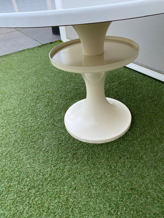 Image 1 of Mesa de tulipán de plástico con diseño de la era Soace