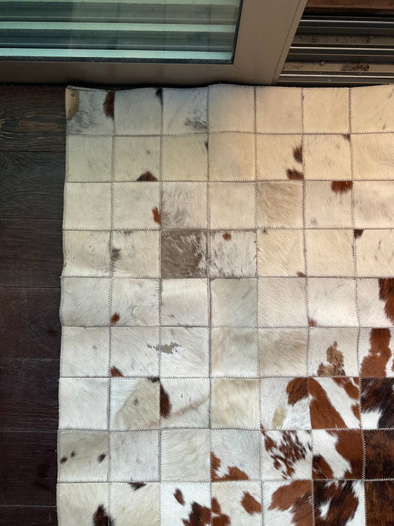 Image 1 of Tapis en peau de vache sur mesure, motif vache T40 à support carré | 200 × 300 cm