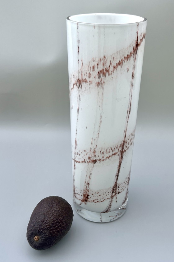 Image 1 of Große Studioglas-Vase – weiß mit rotbrauner Faden-Schmelztechnik