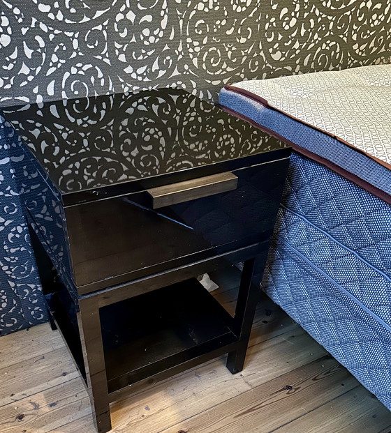 Image 1 of 2 mesitas de noche de la colección JNL – Negro brillante – Diseño de lujo