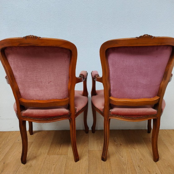 Image 1 of Ensemble de deux chaises et fauteuils vintage français Louis XV en bois et velours