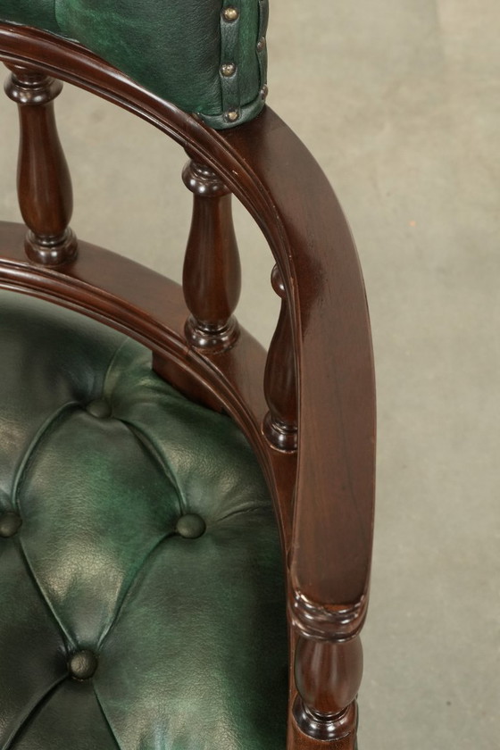 Image 1 of 2 sillas de escritorio/auxiliares Chesterfield de piel de vaca verde flameada al estilo inglés.