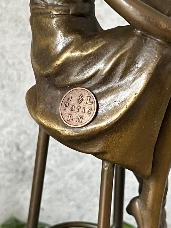 Image 1 of Élégante statue en bronze d'une femme portant un chapeau