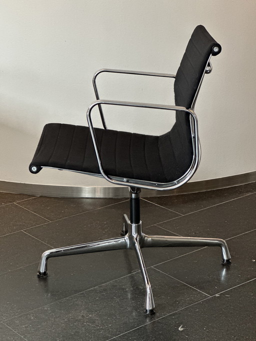 6 Vitra Eamesstoelen