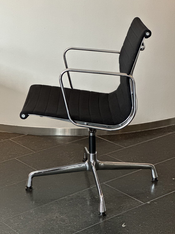 Image 1 of 6 Vitra Eamesstoelen