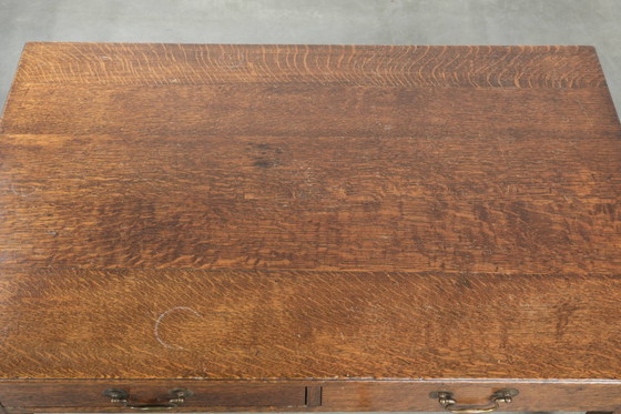 Image 1 of Antieke Engelse salontafel van eikenhout uit de 20e eeuw met twee lades