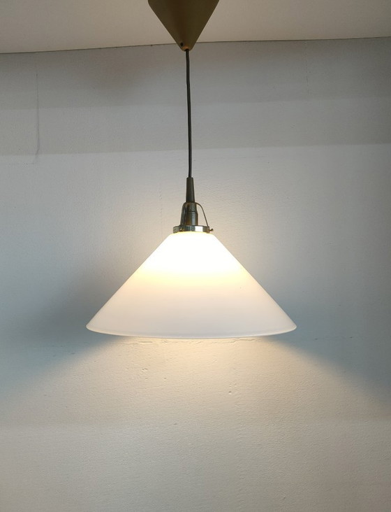 Image 1 of Suspension vintage massive originale (verre opale/laiton)