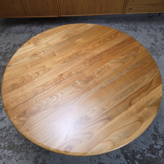 Image 1 of Haslev 'Timeless' tafel, vintage Deense verlengbare ronde / ovale  tafel
